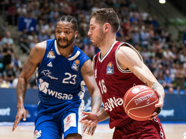 何出现在皇 何出现在皇