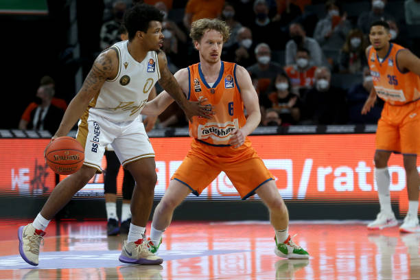 现出非凡的 现出非凡的